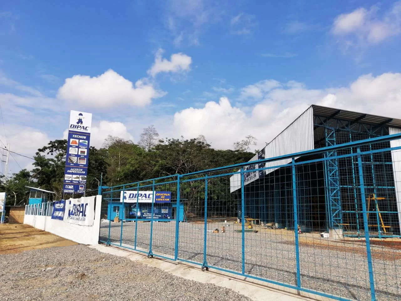 Fachada de la sucursal Dipac en Esmeraldas